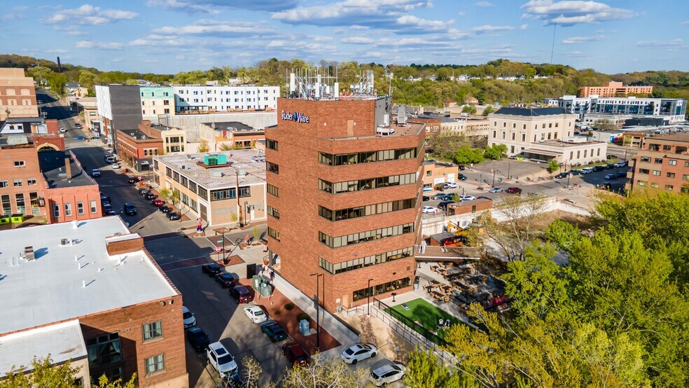 402 Graham Ave, Eau Claire, WI à louer - Photo de l’immeuble – Image 2 sur 4