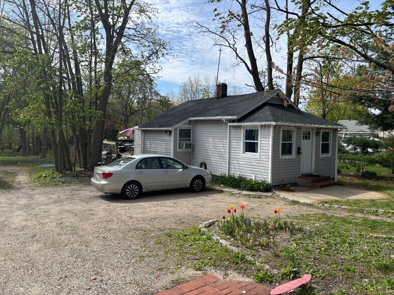 44 1st Ave, Kings Park, NY à vendre - Photo de l’immeuble – Image 3 sur 4