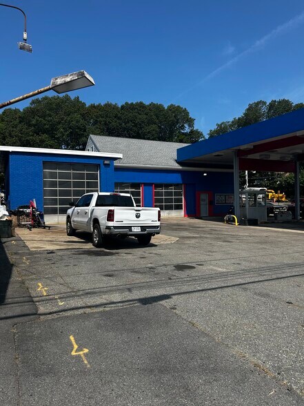 1208 Smithfield Ave, Lincoln, RI à vendre - Photo de l’immeuble – Image 2 sur 23