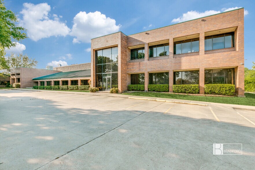 200 E Bethany Dr, Allen, TX à vendre - Photo de l’immeuble – Image 1 sur 13