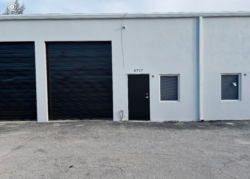 5713-5727 NE 14th Ave, Fort Lauderdale, FL à louer - Photo de l’immeuble – Image 3 sur 11