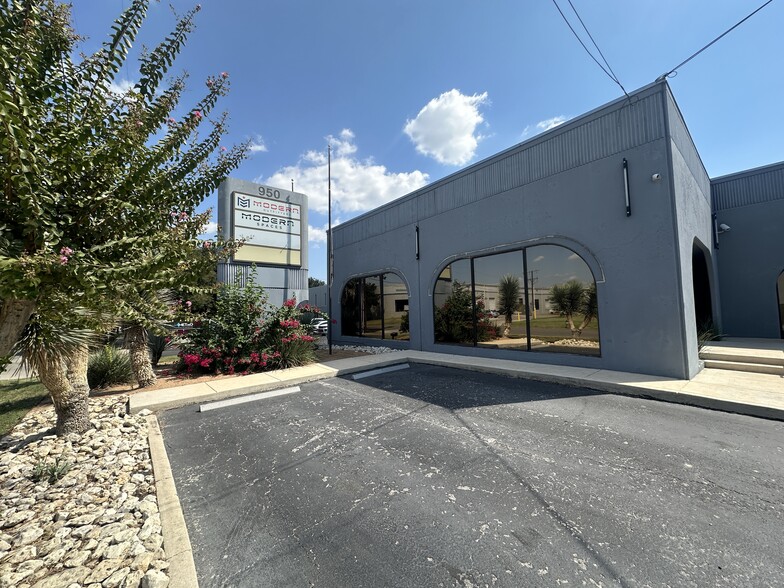 950 Isom Rd, San Antonio, TX à louer - Photo de l’immeuble – Image 1 sur 2