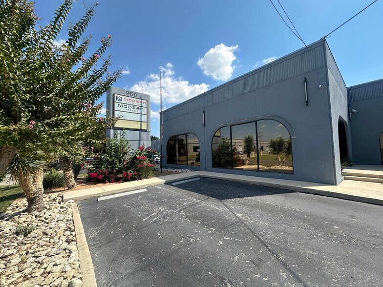 950 Isom Rd, San Antonio, TX à louer - Photo de l’immeuble – Image 3 sur 16
