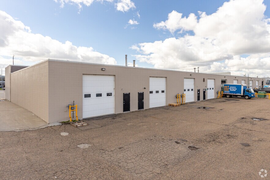 8724-8742 51 Av NW, Edmonton, AB à louer - Photo de l’immeuble – Image 2 sur 2