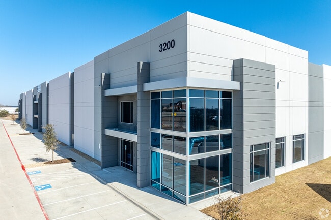 Plus de détails pour 3210 N Central Expy, McKinney, TX - Industriel/Logistique à louer