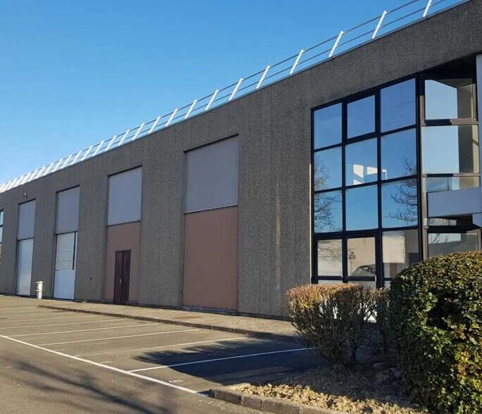 6/8 Rue Marie Curie, Coignières à louer - Photo de l’immeuble – Image 2 sur 3