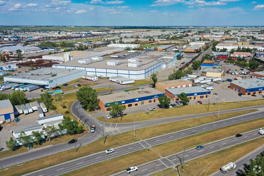 5700 Barlow Trl SE, Calgary, AB à louer - Aérien – Image 3 sur 4