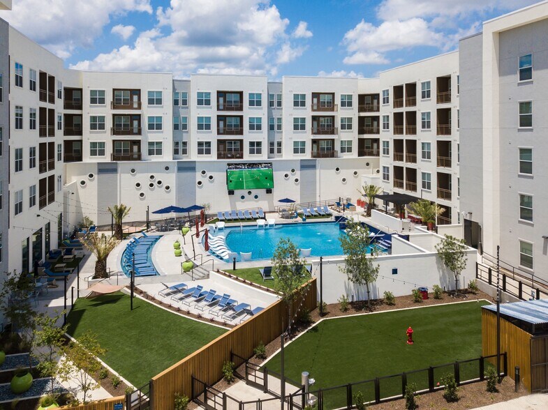 200 Springtown Way, San Marcos, TX à louer - Photo de l’immeuble – Image 2 sur 22