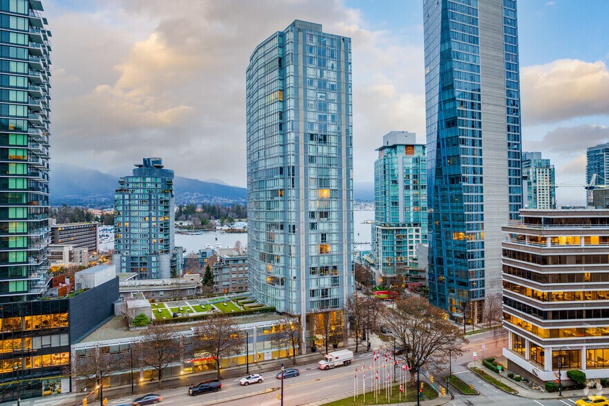1555 Pender St W, Vancouver, BC à louer - Photo de l’immeuble – Image 3 sur 12