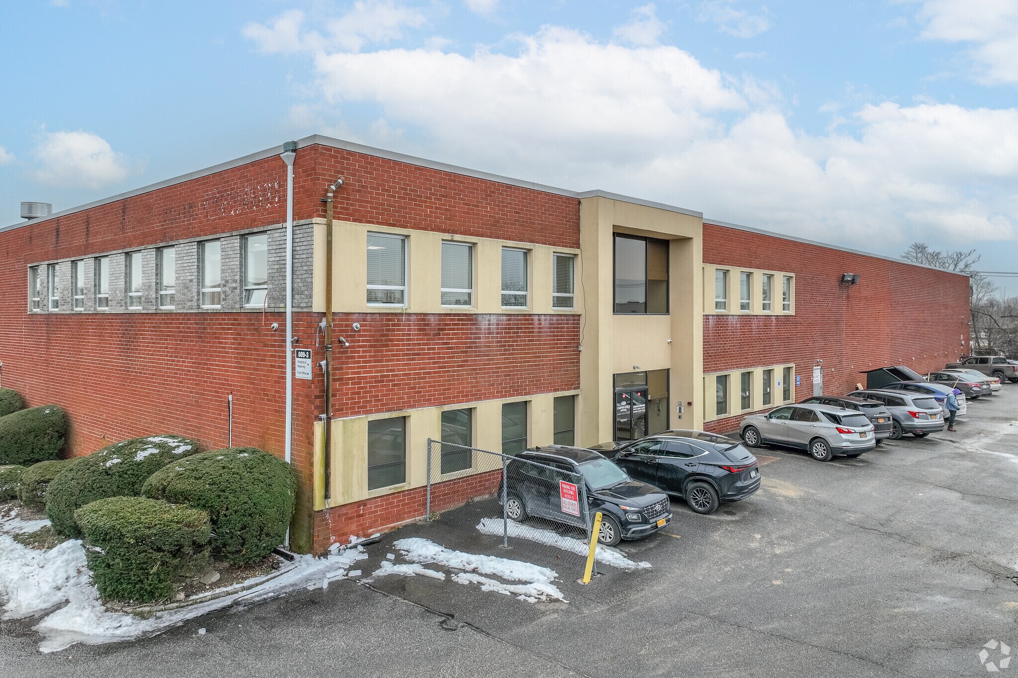 609-3 Cantiague Rock Rd, Westbury, NY à louer Photo principale– Image 1 sur 6