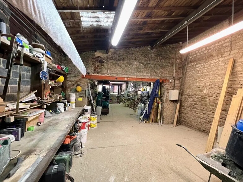 Local d’activités dans Caudebec-lès-Elbeuf à louer - Photo de l’immeuble – Image 3 sur 3