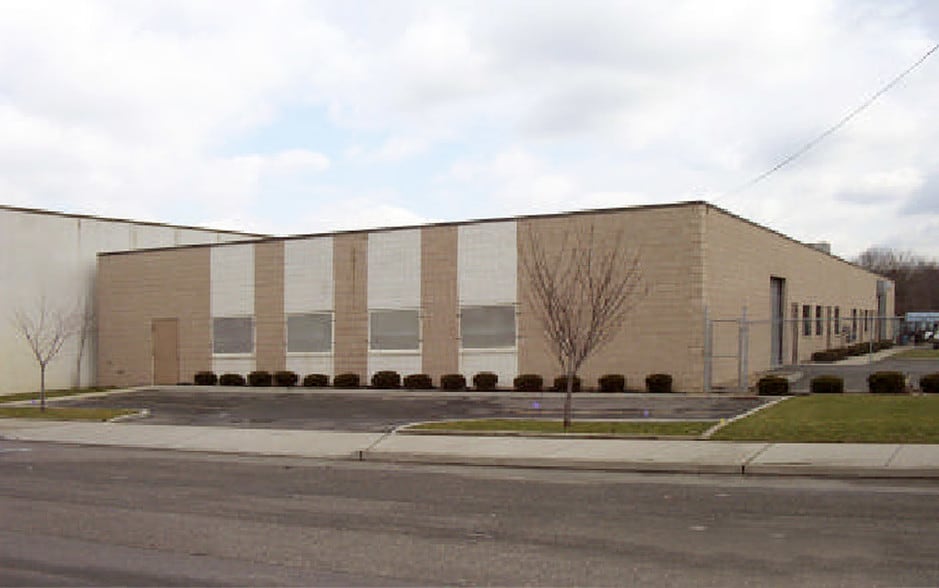 501-511 Sheffield Ave, West Babylon, NY à louer - Photo de l’immeuble – Image 2 sur 3