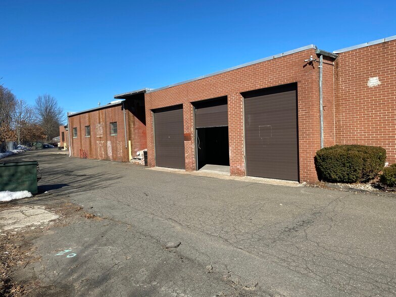 123 Whiting St, Plainville, CT à louer - Photo de l’immeuble – Image 2 sur 8