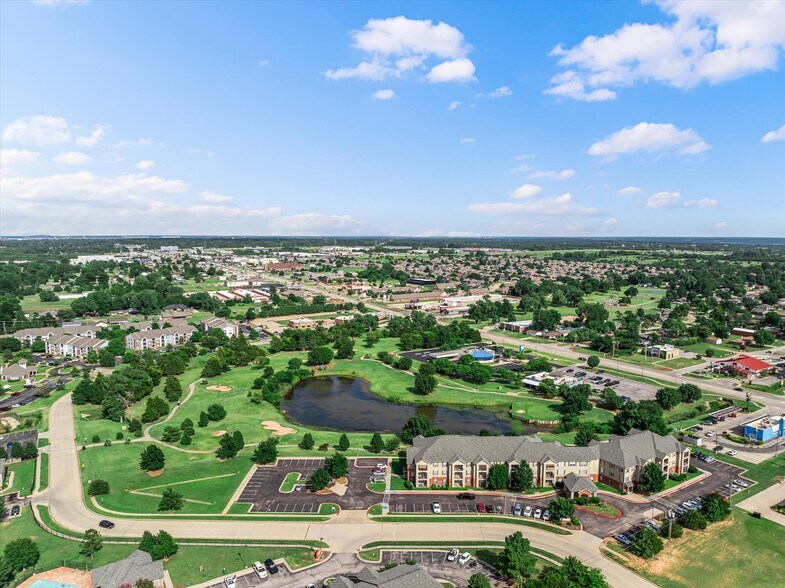 355 E Pebble Creek Ter, Mustang, OK à vendre - Photo de l’immeuble – Image 2 sur 69
