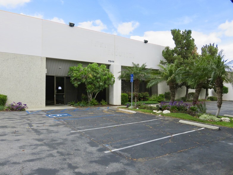 9540 Cozycroft Ave, Chatsworth, CA à louer - Photo principale – Image 2 sur 12