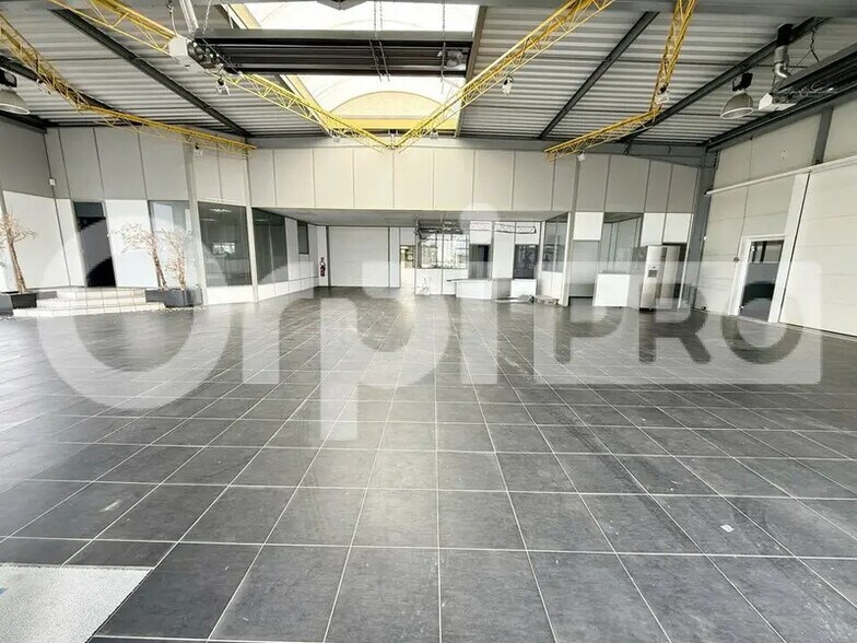 Local d'activités dans Saint-Romain-de-Colbosc à vendre - Photo de l’immeuble – Image 3 sur 16