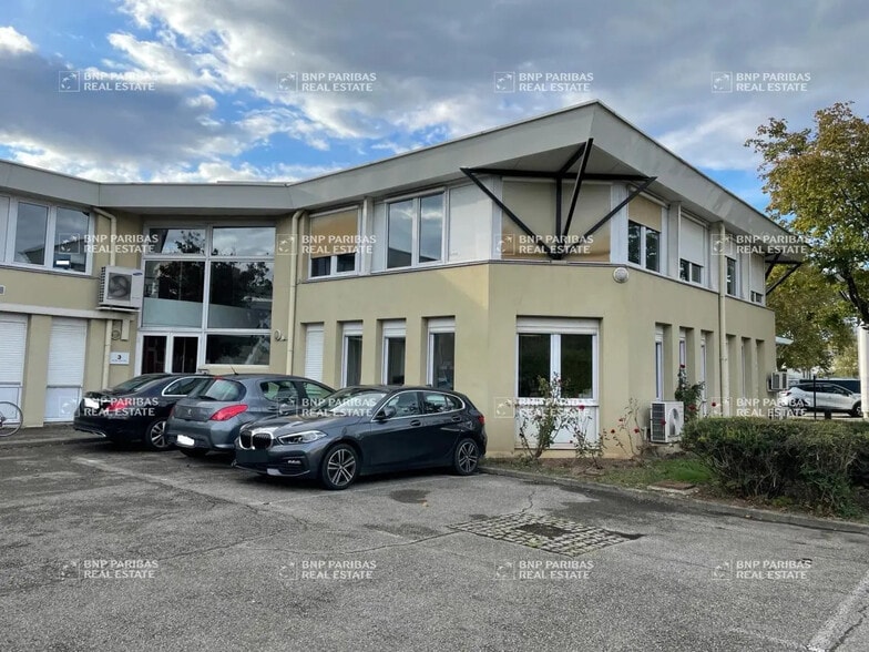 3 B Rue Irene Joliot Curie, Eybens à louer - Photo de l’immeuble – Image 2 sur 9