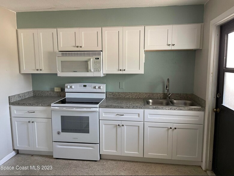 404 Harrison Ave, Cape Canaveral, FL à vendre - Photo principale – Image 3 sur 8