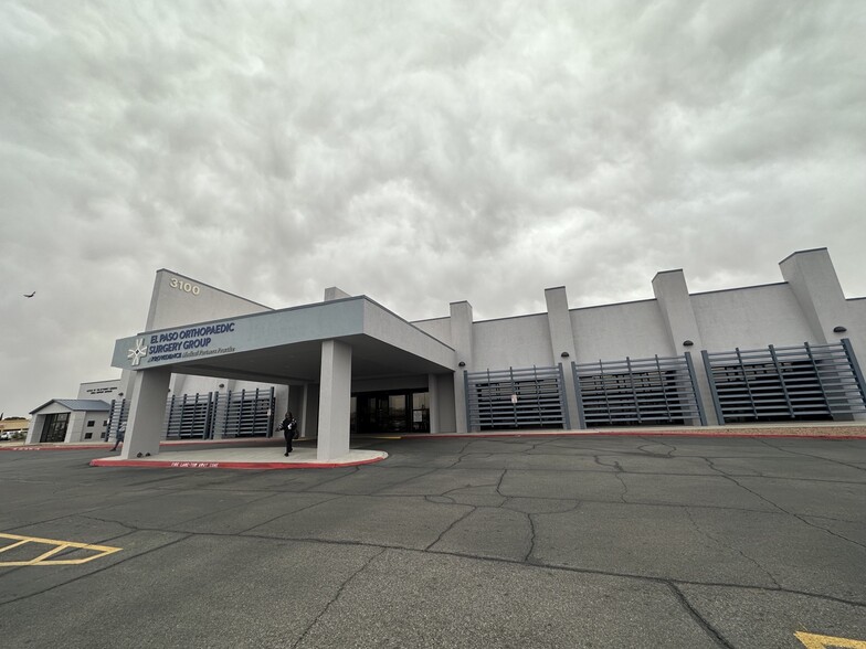 3100 Lee Trevino Dr, El Paso, TX à louer - Photo de l’immeuble – Image 1 sur 19
