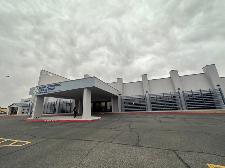 3160 N Lee Trevino Dr, El Paso, TX à louer - Photo de l’immeuble – Image 2 sur 19