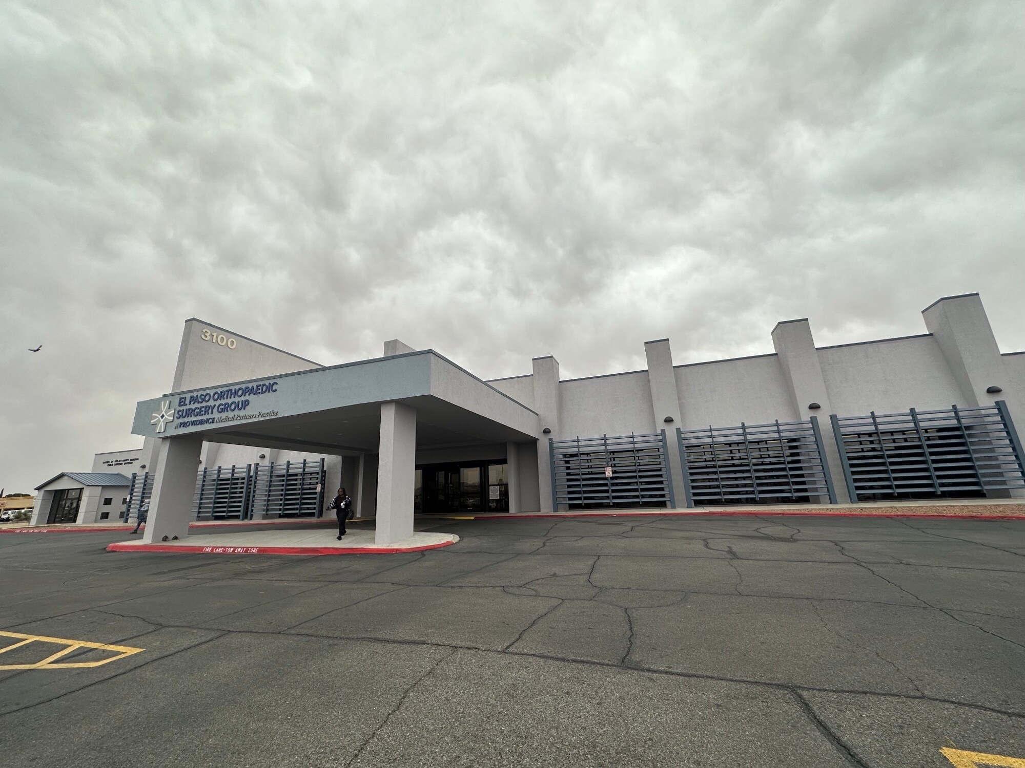 3160 N Lee Trevino Dr, El Paso, TX à louer Photo de l’immeuble– Image 1 sur 20
