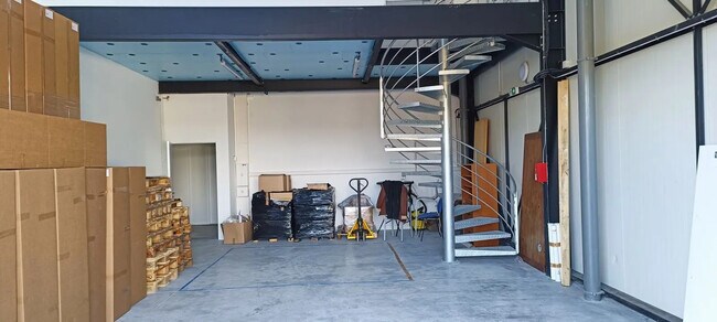 Plus de détails pour Local d'activités à louer