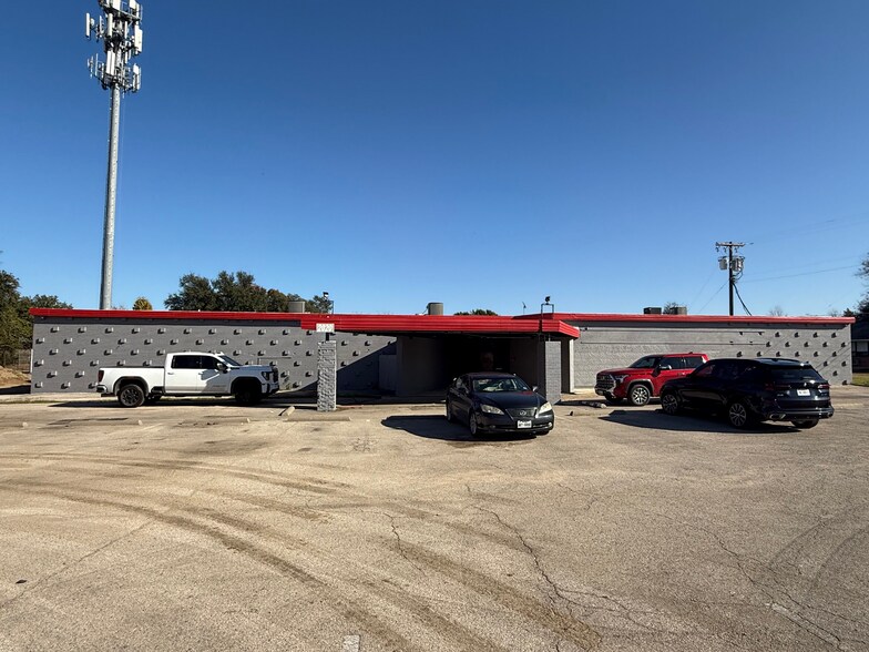 2020 Saturn Rd, Garland, TX à vendre - Photo de l’immeuble – Image 2 sur 14