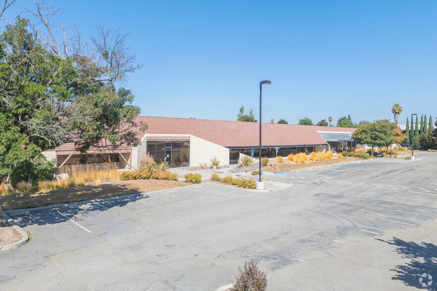 4800 Patrick Henry Dr, Santa Clara, CA à louer - Photo de l’immeuble – Image 2 sur 11