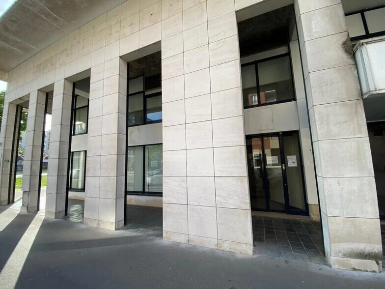 21 Avenue Du Centre, Montigny-le-Bretonneux à louer - Photo de l’immeuble – Image 2 sur 13