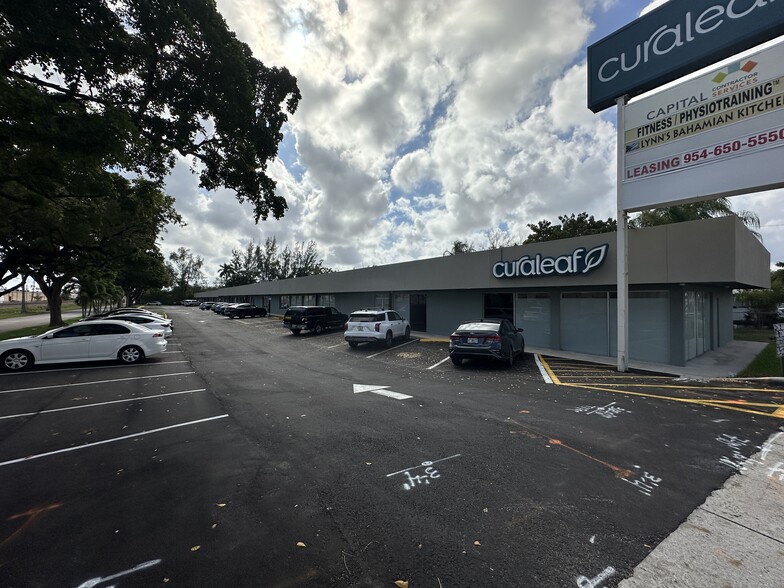 2900 W Hallandale Beach Blvd, Hallandale, FL à louer - Photo de l’immeuble – Image 1 sur 19