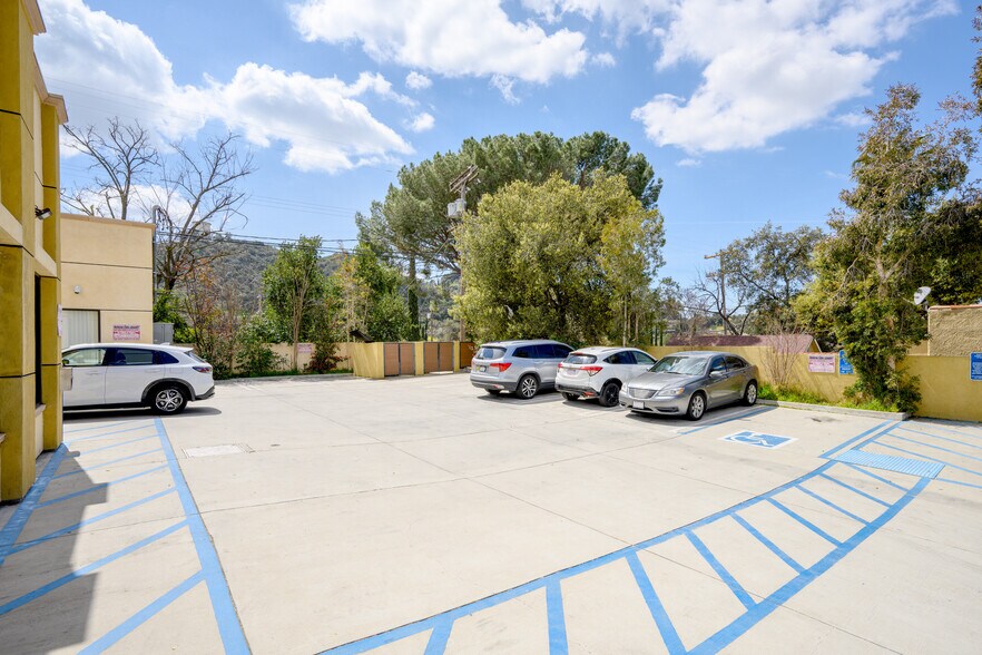6914 Foothill Blvd, Tujunga, CA à vendre - Photo de l’immeuble – Image 3 sur 18