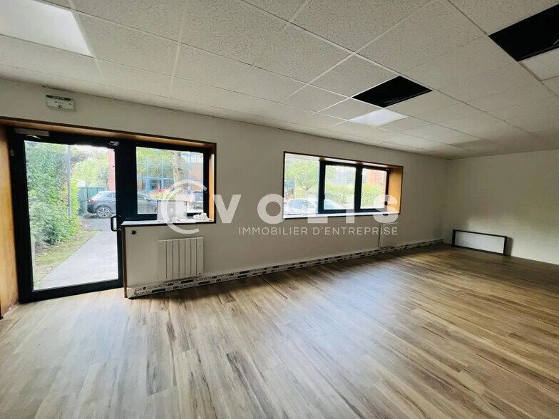 Bureau dans Savigny-le-Temple à louer - Photo de l’immeuble – Image 3 sur 11