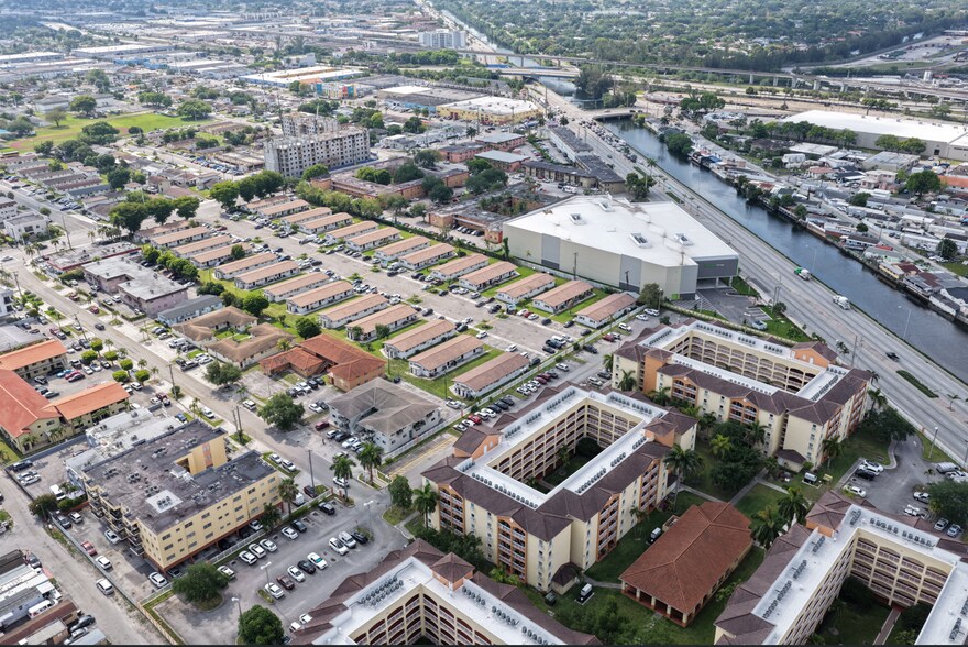 1200 W 25th Pl, Hialeah, FL à vendre - Photo de l’immeuble – Image 2 sur 7