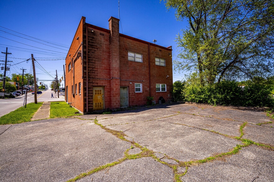 2198 Losantiville Ave, Cincinnati, OH à louer - Photo de l’immeuble – Image 2 sur 28