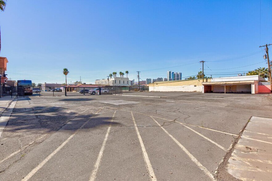 872 E Sahara Ave, Las Vegas, NV à vendre - Photo de l’immeuble – Image 3 sur 79