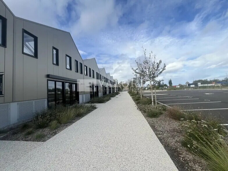Local d'activités dans Toussieu à vendre - Photo de l’immeuble – Image 2 sur 7