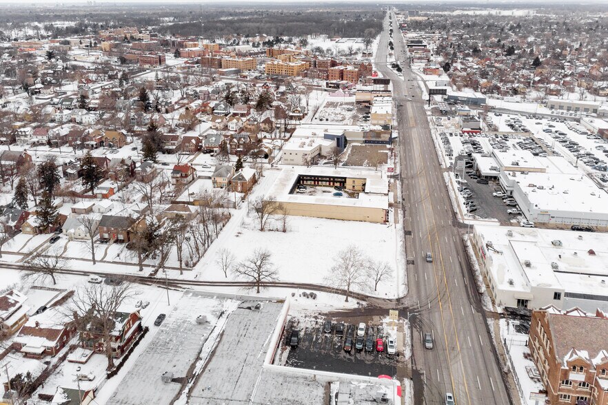 16329 Woodward, Highland Park, MI à vendre - Photo de l’immeuble – Image 2 sur 4