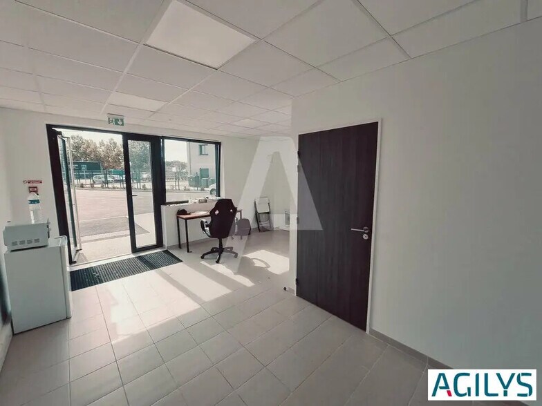 Local d’activités dans Savigny-le-Temple à louer - Photo de l’immeuble – Image 3 sur 9