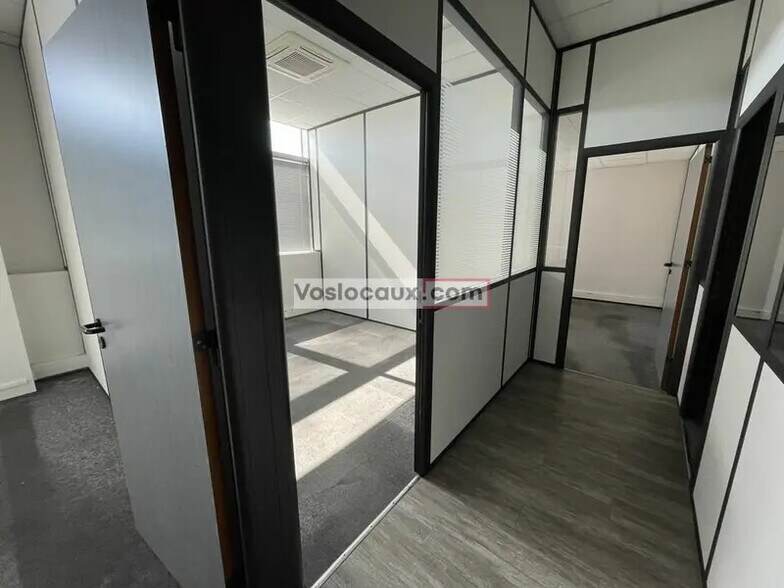 Bureau dans Villeneuve-Loubet à louer - Photo de l’immeuble – Image 3 sur 5