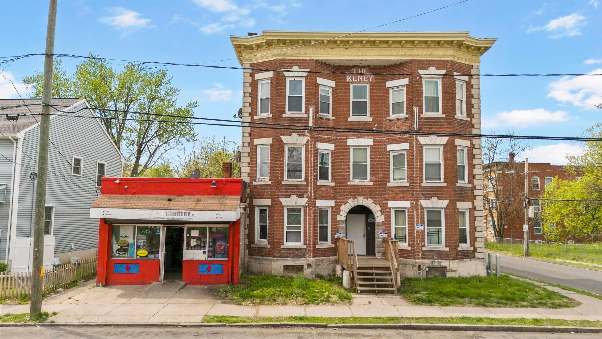 9% CAP | 13 Units Mixed-Use portefeuille de 2 biens à vendre sur LoopNet.fr Photo principale– Image 1 sur 14