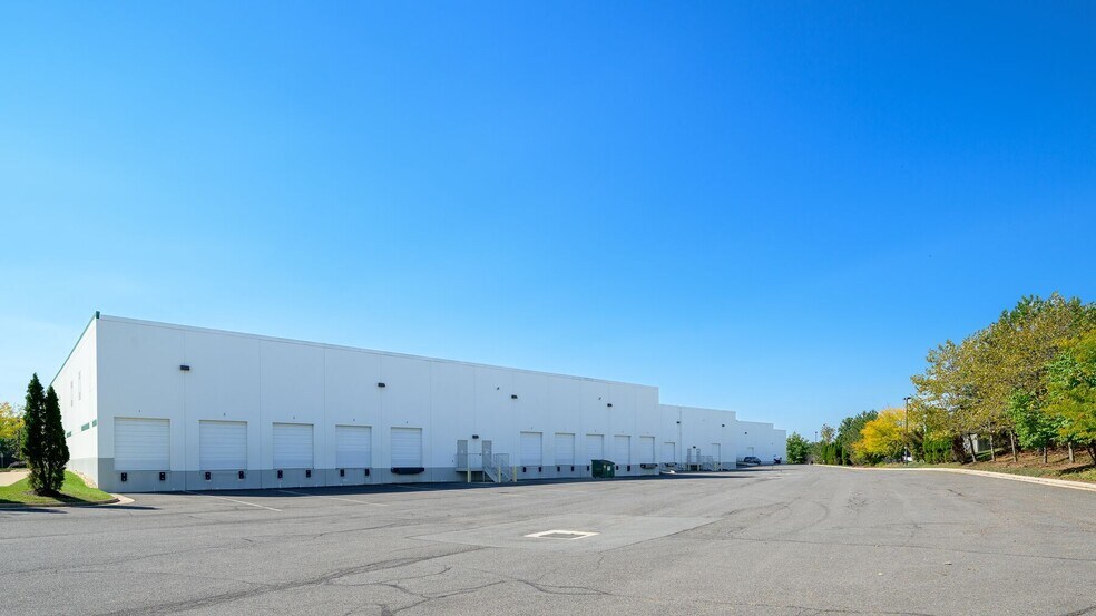 22714 Glenn Dr, Sterling, VA à louer - Photo de l’immeuble – Image 2 sur 2
