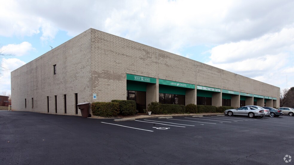200 Pomona Dr, Greensboro, NC à louer - Photo de l’immeuble – Image 3 sur 4