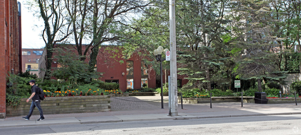381-387 Richmond St E, Toronto, ON à louer - Photo de l’immeuble – Image 2 sur 7