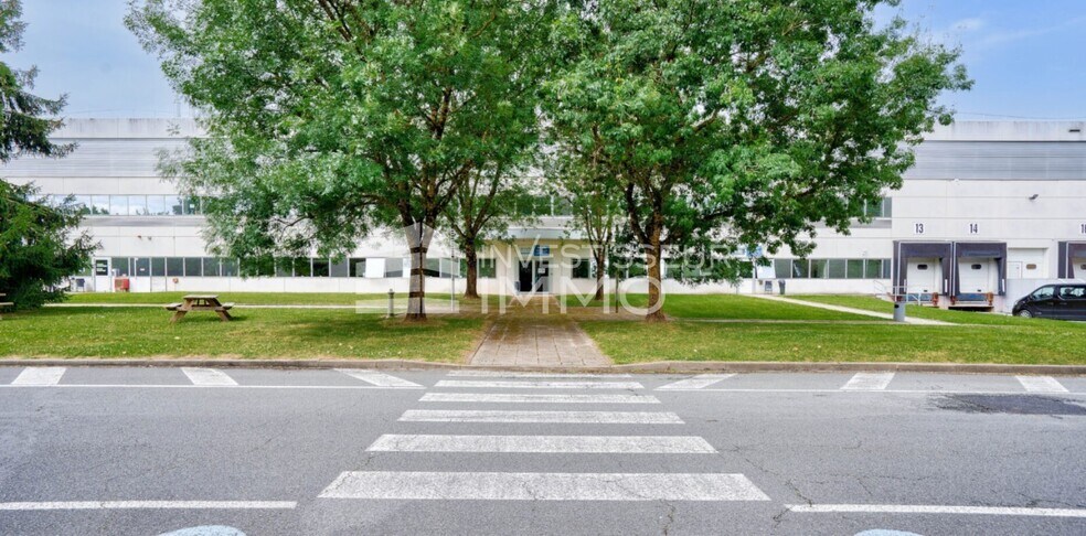 Local d’activités dans Bussy Saint Georges à louer - Photo de l’immeuble – Image 1 sur 3
