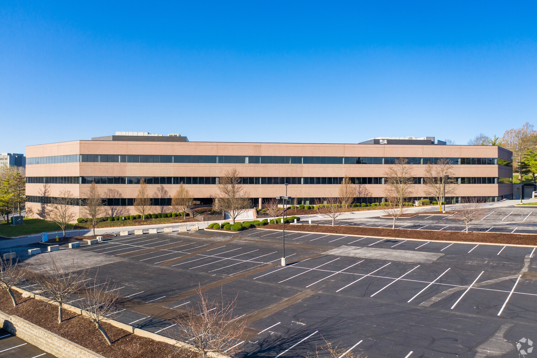424 S Woods Mill Rd, Chesterfield, MO à louer Photo principale– Image 1 sur 6