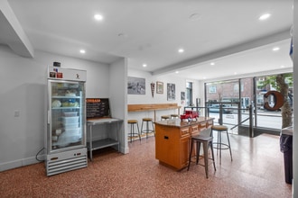 709 Rue Jarry E, Montréal, QC à louer Photo intérieure– Image 2 sur 7