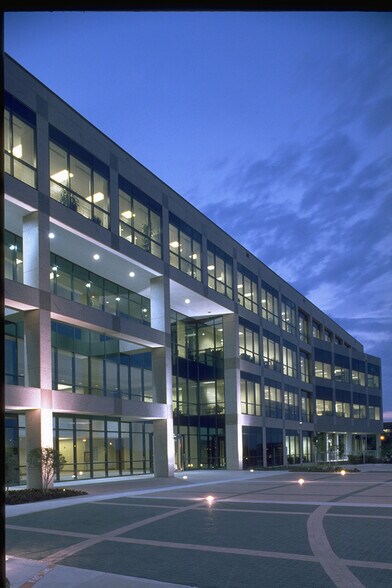 1600 N Collins Blvd, Richardson, TX à louer - Photo de l’immeuble – Image 2 sur 13