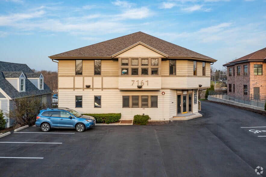 7161 N Port Washington Rd, Glendale, WI à louer - Photo de l’immeuble – Image 3 sur 5