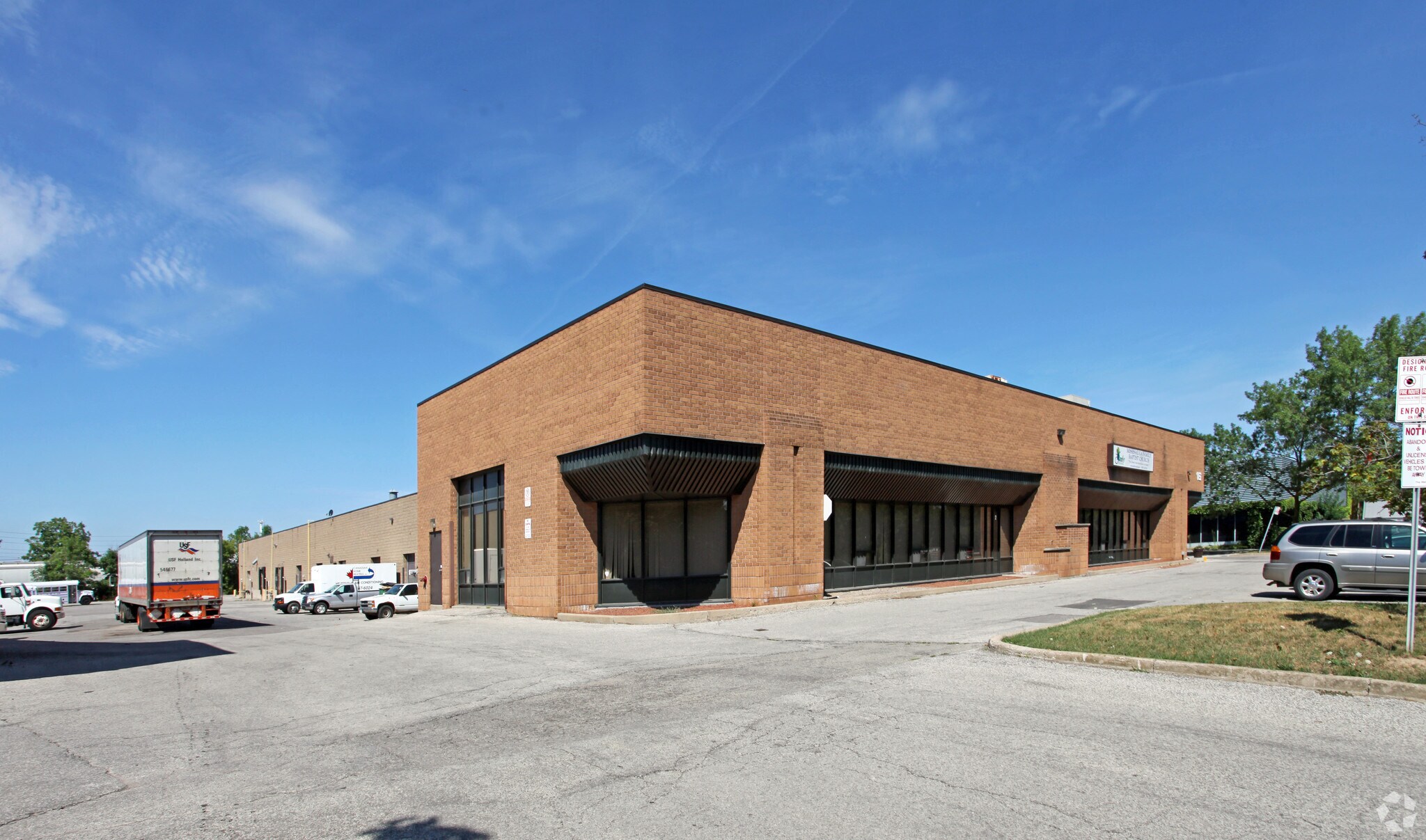 16 Falconer Dr, Mississauga, ON à louer Photo principale– Image 1 sur 7