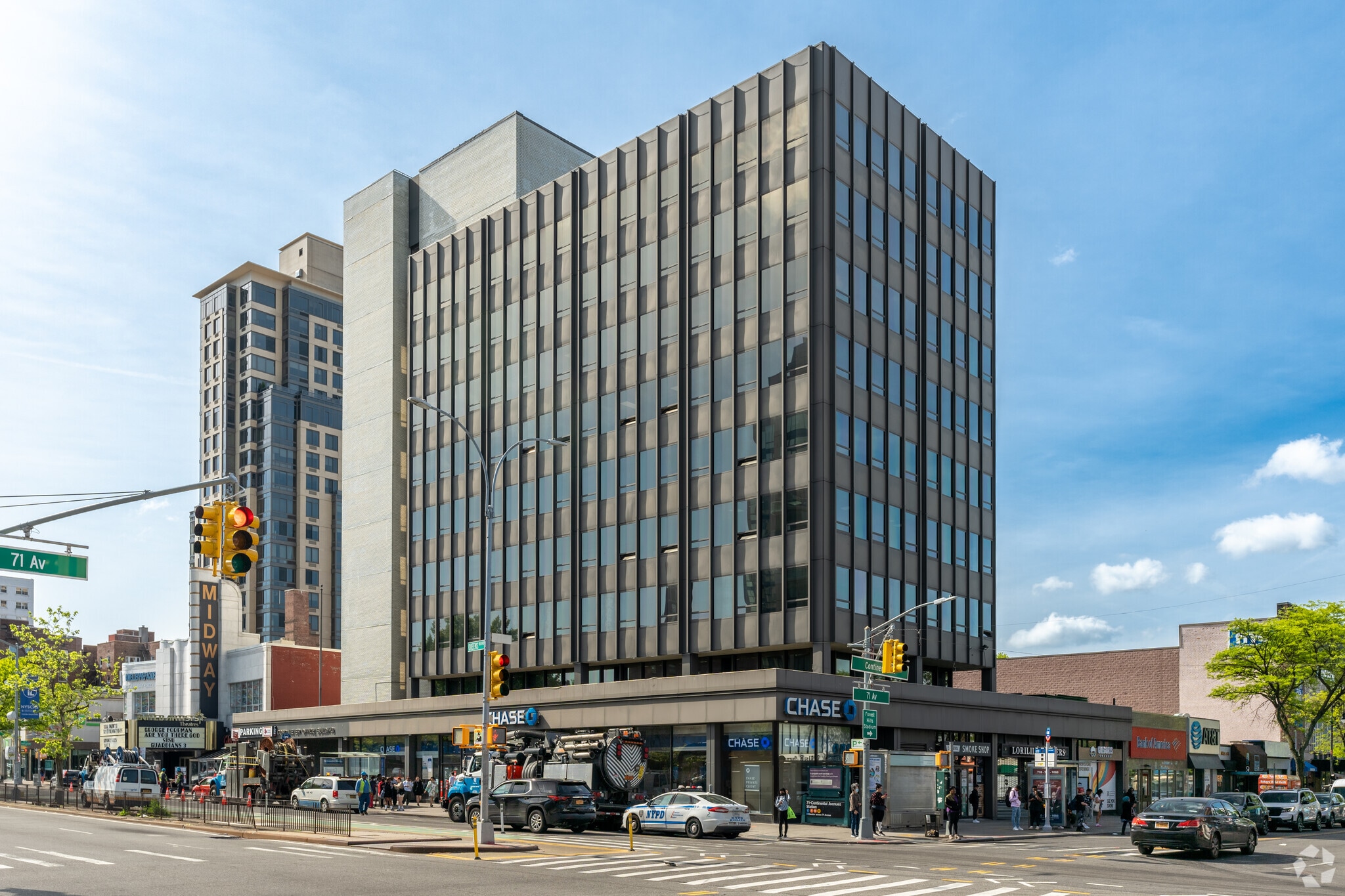 108-18 Queens Blvd, Forest Hills, NY à louer Photo principale– Image 1 sur 19
